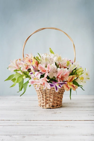 Bouquet alstroemeria en canasta de mimbre — Foto de Stock