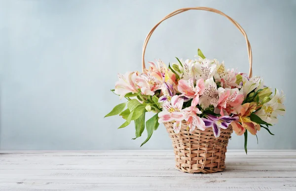 Bouquet alstroemeria en canasta de mimbre — Foto de Stock