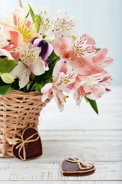 Bouquet alstroemeria en canasta de mimbre — Foto de Stock