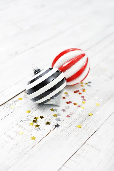 Рождественские полосатые шарики — стоковое фото