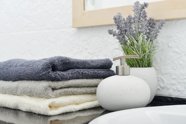 Havlu ile sabun dispenseri — Stok fotoğraf