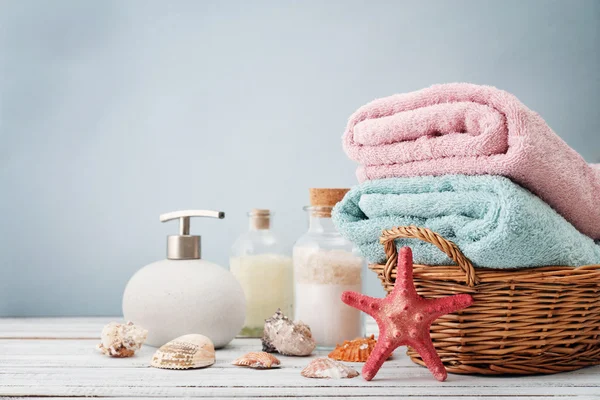 Towels in basket — Stock Photo, Image