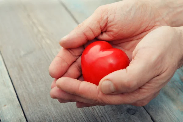 Manos con corazón de piedra —  Fotos de Stock