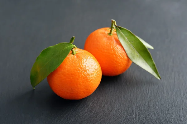 Tangerines with leaves — Stock Photo, Image