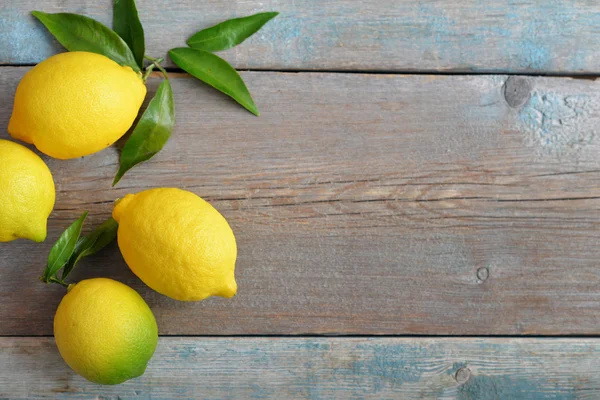 Fresh lemons with leaves — Stock Photo, Image