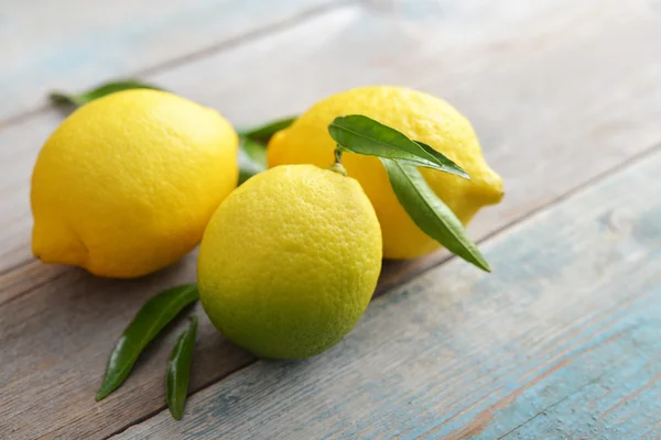 Fresh lemons with leaves — Stock Photo, Image