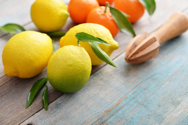 Лимоны и мандарины — стоковое фото