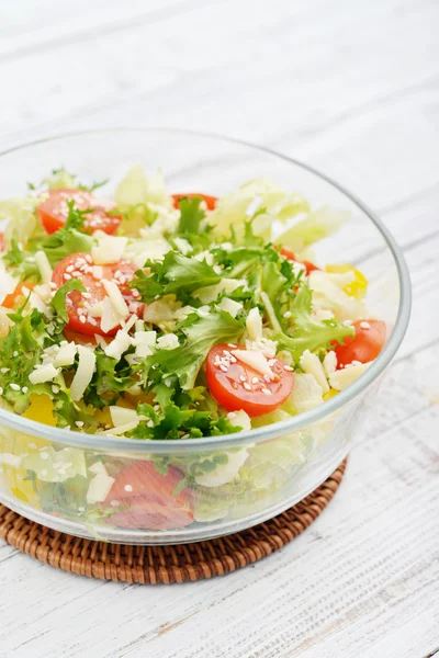 Sebze salatası parmesan ile — Stok fotoğraf