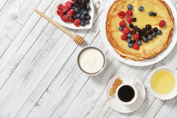 Pannkakor med färska bär — Stockfoto