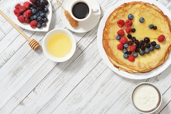 Pancakes with fresh berries — Stock Photo, Image