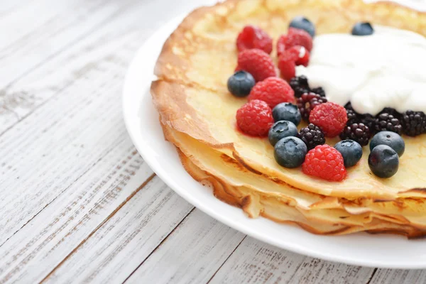 Panqueques con bayas frescas — Foto de Stock