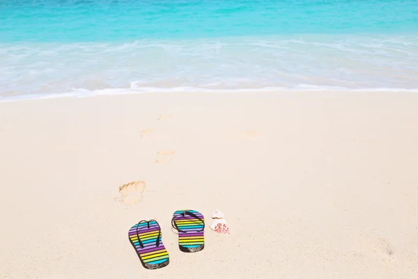 Infradito multicolori su una spiaggia soleggiata — Foto Stock