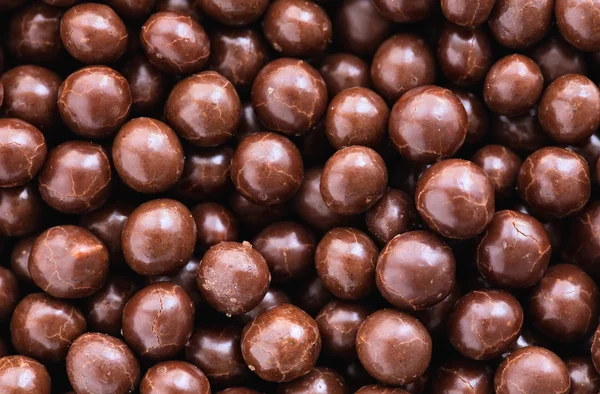 Marrón chocolate dragee bolas fondo — Foto de Stock