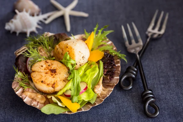 Frisch gebratene Jakobsmuscheln Salat mit Mango, Rettich, Avocado auf s — Stockfoto