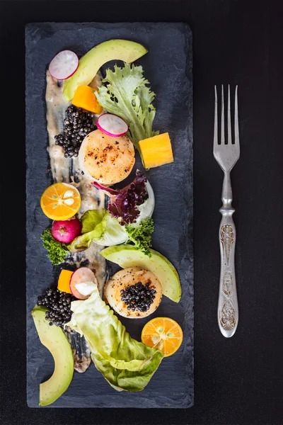 Pfanne gebratene Jakobsmuscheln mit Salat, Avocado, Rettich, Mango und Schwarz — Stockfoto