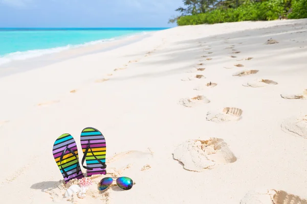 色とりどりのフリップフ ロップ、晴れたビーチでサングラス — ストック写真
