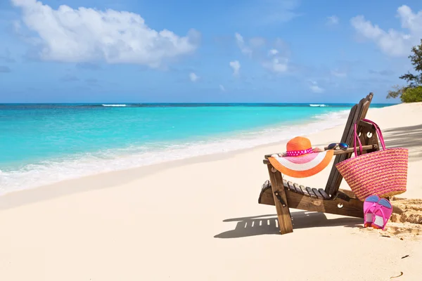 Silla de reposo con bolsa, sombrero, chanclas y gafas de sol en soleado — Foto de Stock