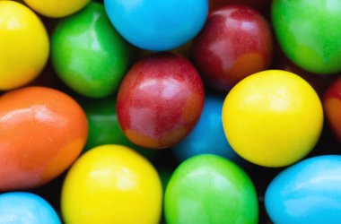 Çeşitli gökkuşağı Choco, renkli arka plan için fıstık, kaplı