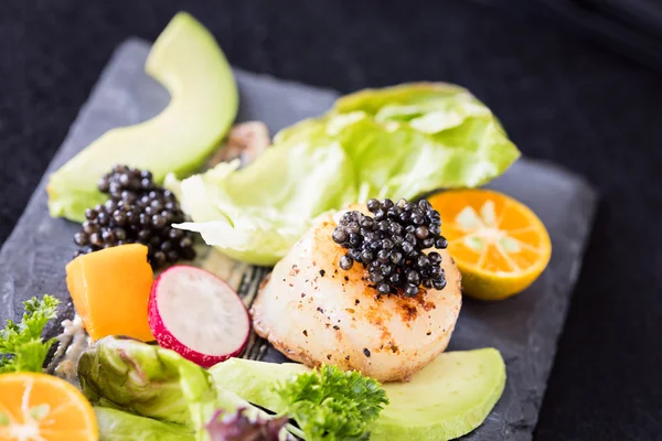 Pfanne gebratene Jakobsmuscheln mit Salat, Avocado, Rettich, Mango und Schwarz — Stockfoto