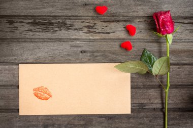 Öpücük ve küçük Kalpler, kardeşim ile zarf ile tek kırmızı gül