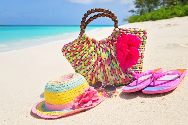 Borsa, cappello, infradito e occhiali da sole sulla spiaggia soleggiata, bea tropicale — Foto Stock