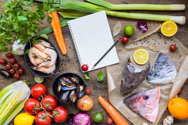 Ingredientes frescos para cocinar sopa de pescado, bouillabaisse — Foto de Stock