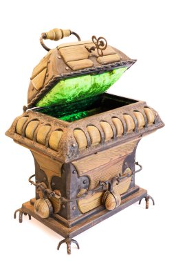 Eski ahşap sandık metal öğeleri beyaz arkasında izole birlikte aç