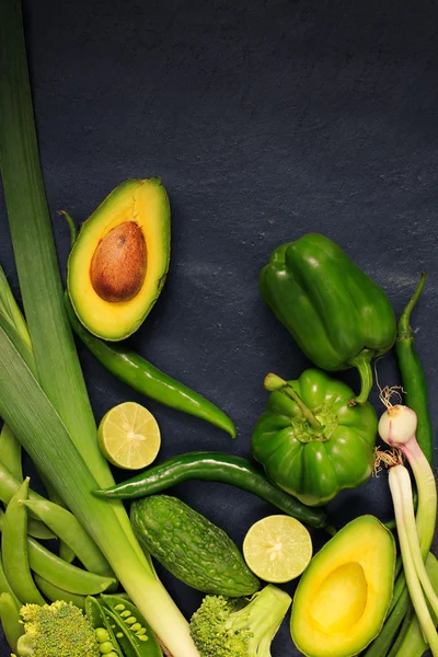Concepto de comida orgánica, vista superior. Verduras verdes crudas como aguacate — Foto de Stock