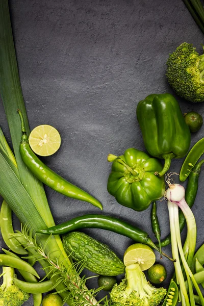 有机食品的概念，顶视图。作为 avocad 的绿色蔬菜 — 图库照片