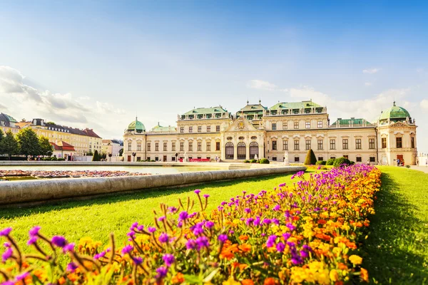 Bela vista no palácio Belvedere e arranjo de flores agradável i — Fotografia de Stock