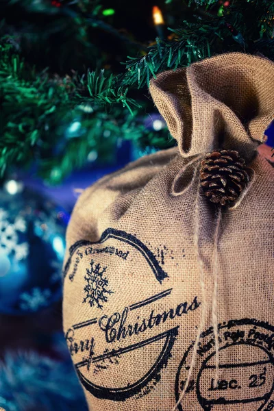 Santa Claus zak onder de kerstboom, Xmas feestelijke achtergrond — Stockfoto