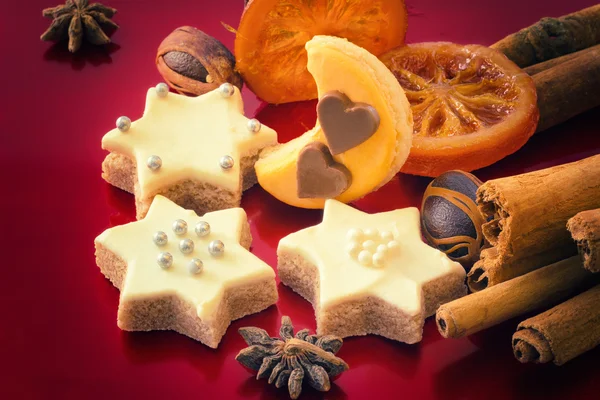 Gwiazda Christmas cookies i przyprawy na czerwonym tle, jako Xmas b — Zdjęcie stockowe