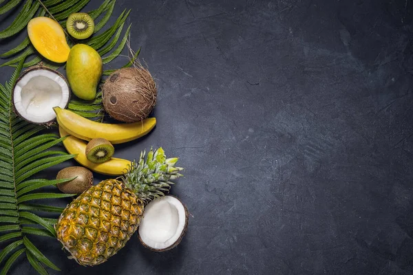 Misture Frutas Tropicais Fundo Escuro Vista Superior Alimentação Saudável Nutrição — Fotografia de Stock