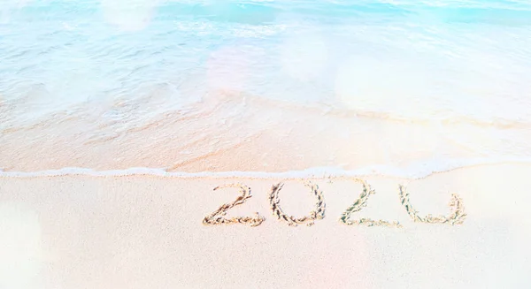 Año 2020 Escrito Sandy Tropical Beach Con Olas Marinas Venideras — Foto de Stock