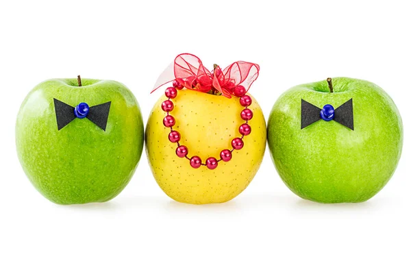 競争概念 愛の三角形 2人の男性と1人の女性の概念は 2つの緑と白の背景に隔離された1つの黄色のリンゴとして — ストック写真