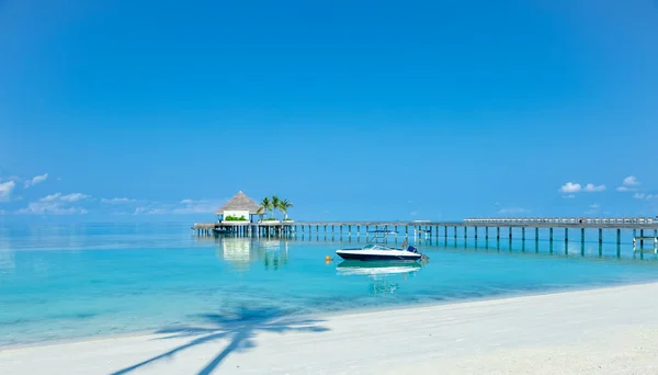 Muelle Madera Sobre Agua Mar Azul Concepto Tropical Verano — Foto de Stock