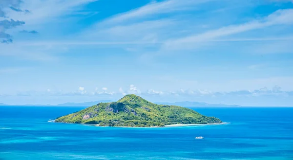 Sea cape with view into St. Anne island, Seychelles, Indian ocean, with blue sky and clean water — стоковое фото