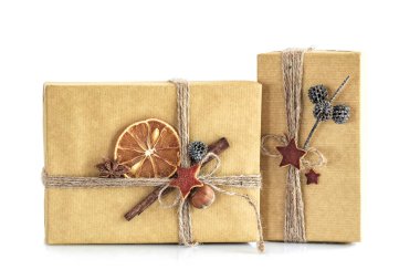 Beyaz arka planda izole edilmiş sanat meyveleri olan el sanatları kağıdında Noel hediyesi kutusu.