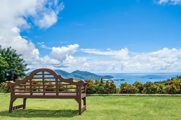 Banco Madera Sobre Hierba Verde Con Espectaculares Vistas Tropicales Seychelles — Foto de Stock