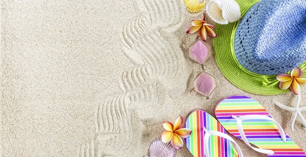 青と緑のわら帽子とシェルとFrangipani花で砂の中にカラフルなフリップフロップ 夏のビーチコンセプト コピースペース — ストック写真