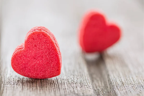 Due Dolci Caramelle Rosse Forma Cuore Sfondo Legno San Valentino — Foto Stock