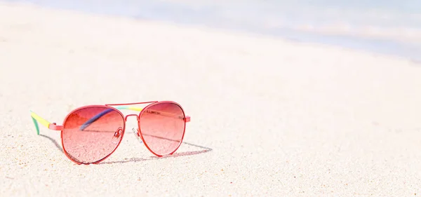 Plajda Kırmızı Güneş Gözlüğü Tropikal Konsept Pankart — Stok fotoğraf
