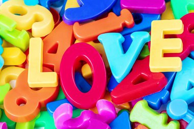 Karışık harflerin renkli arkaplanda Kelime Sevgisi, kapat, arkaplan