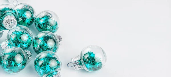 Mini Palline Natale Decorate Blu Sfondo Bianco Spazio Copia Banner — Foto Stock