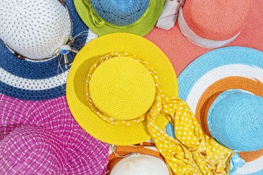 Renkli yaz şapkası arka planı, üst görünüm, düz yatış