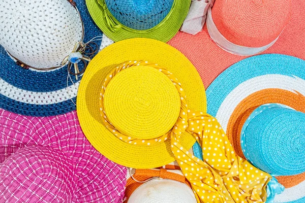カラフルな夏の帽子の背景 トップビュー フラットレイアウト — ストック写真