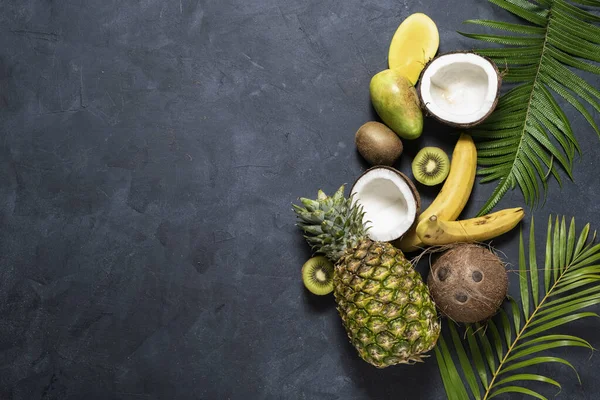 Misture Frutas Tropicais Fundo Escuro Vista Superior Alimentação Saudável Nutrição — Fotografia de Stock