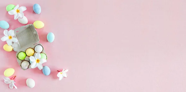 Pastel Colorido Ovos Páscoa Com Flores Brancas Frangipani Sobre Fundo — Fotografia de Stock