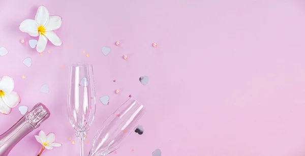 两个空的香槟酒杯和一瓶香槟酒 花白色 心形装饰粉色背景 复制空间 情人节背景 — 图库照片
