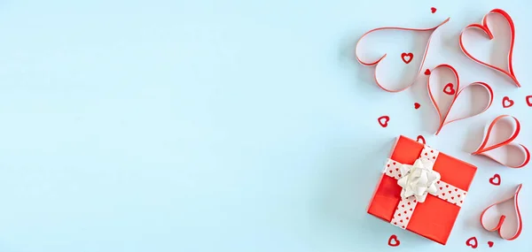 手作りの赤い紙の耳 赤いギフトボックス 青い背景のコンフェッティ トップビュー コピースペース ロマンチックなバレンタインコンセプト — ストック写真